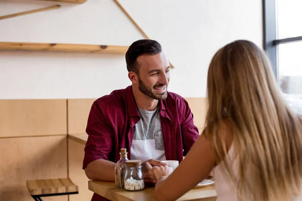 Coppia carina che prende un caffè insieme nel caffè — Foto Stock