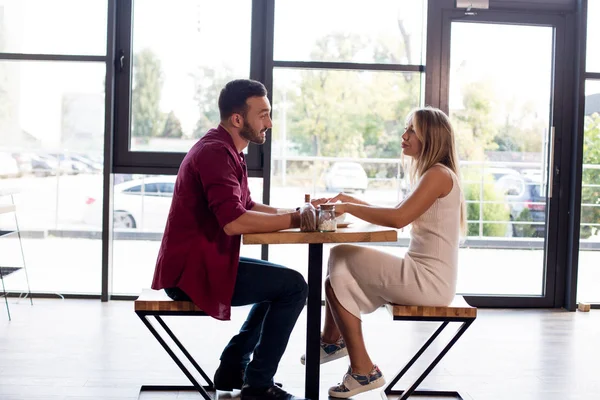 在咖啡店喝咖啡的年轻夫妇 — 图库照片