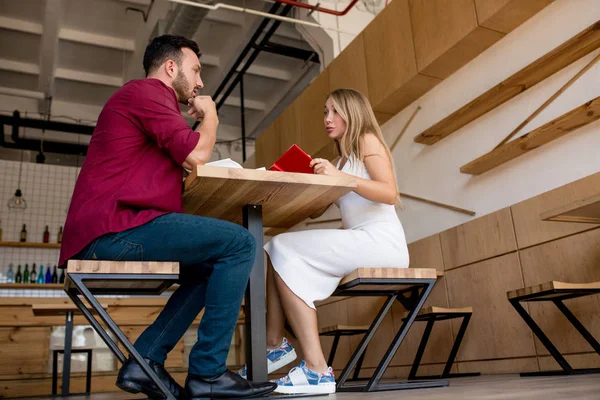 Amada pareja joven tomando notas — Foto de Stock