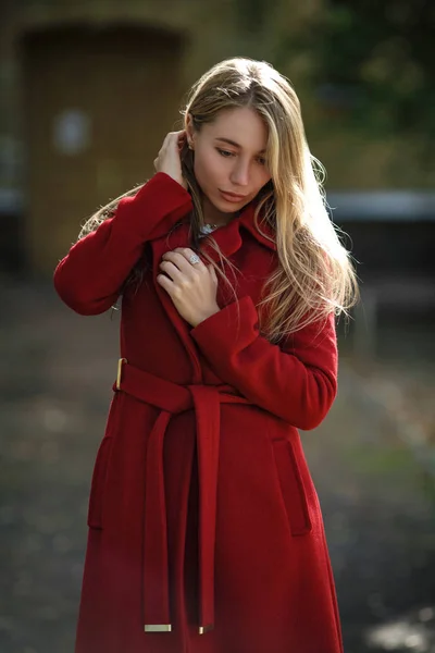 Giovane donna che cammina indossando cappotto rosso — Foto Stock