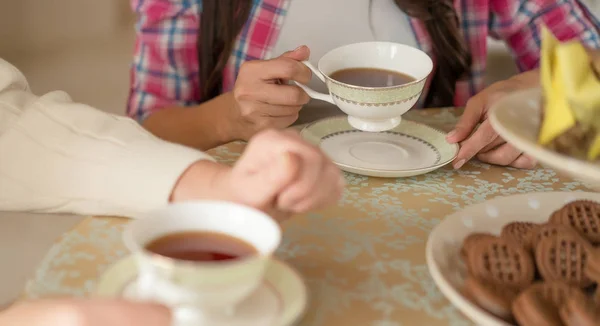 Nahaufnahme von Frauenhänden mit einer Tasse Tee — Stockfoto