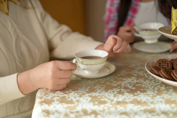 Nahaufnahme von Frauenhänden mit einer Tasse Kaffee — Stockfoto