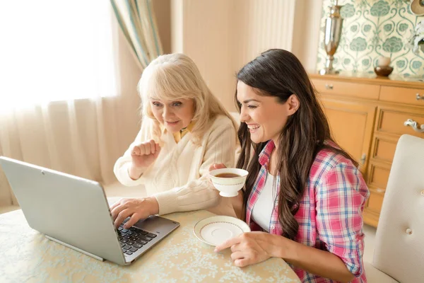 Senior matka wraz z córką, macha do laptopa aparat. — Zdjęcie stockowe