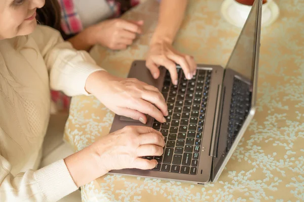 Bovenaanzicht handen op het toetsenbord. Onderwijs te typen — Stockfoto