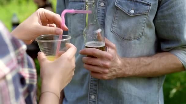 Gros plan sur les boissons entre les mains de deux amis. Extérieur — Video