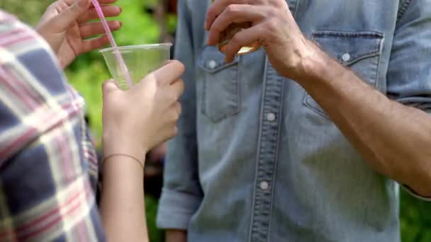 Amici che fanno una festa barbecue in natura — Video Stock