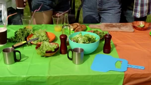 Mesa com comida na festa de churrasco — Vídeo de Stock
