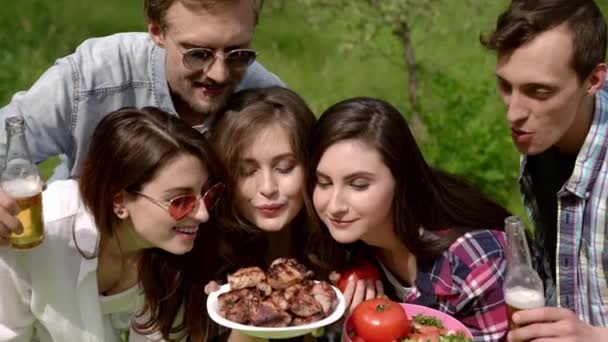 Freunde riechen Grill. Glückliche Menschen bei Grillparty — Stockvideo