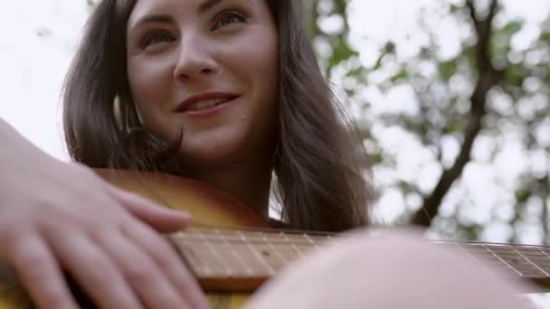 Chica tocando la guitarra en una barbacoa — Vídeos de Stock