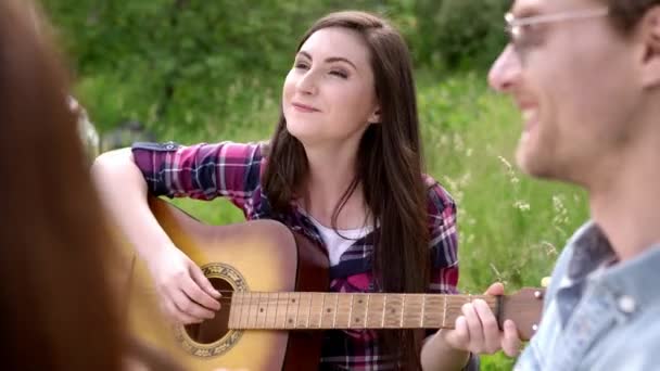 Ragazza che suona la chitarra su un barbecue — Video Stock