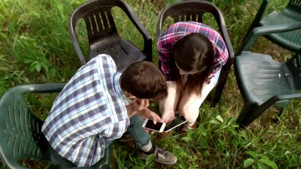 Vrienden met een barbecue in de natuur — Stockvideo