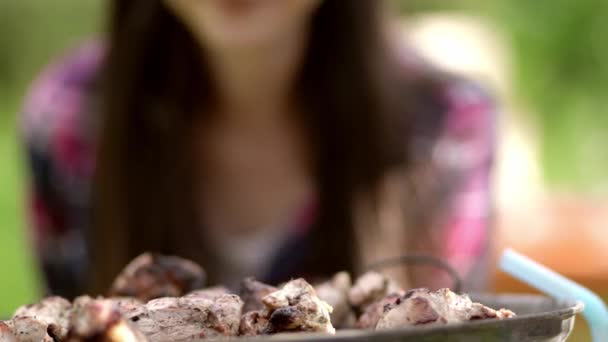 Närbild av tjej provsmakning barbeque — Stockvideo