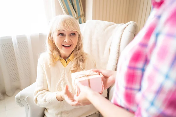 Senior Mother Surprised Receive Pretty Little Present Her Birthday Daughter — Stock Photo, Image