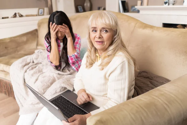 Sorridente figlia insegna a sua madre anziana come utilizzare il computer portatile — Foto Stock