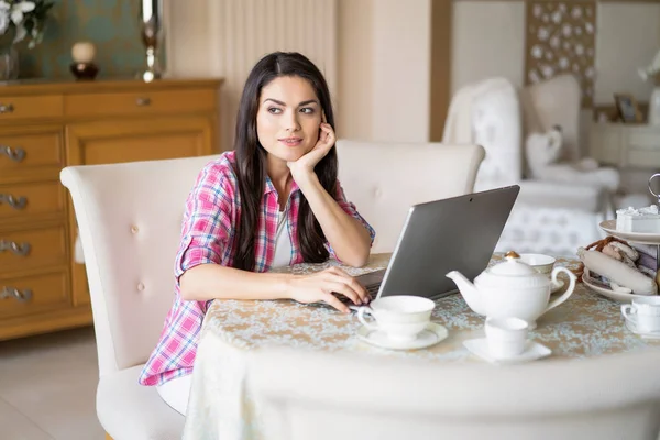 Mooie vrouw werkt aan laptop thuis — Stockfoto