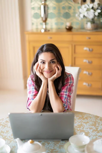 Mooie vrouw werkt aan laptop thuis — Stockfoto