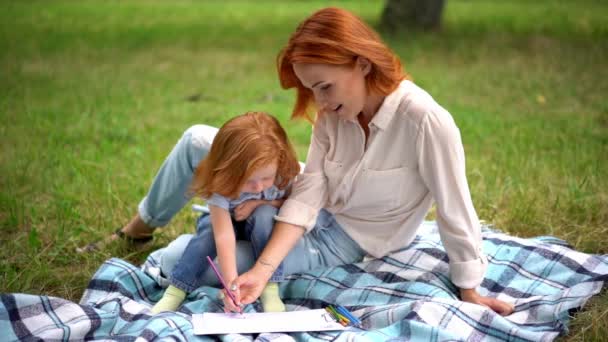 Encantadora pintura madre y niño en el parque — Vídeo de stock