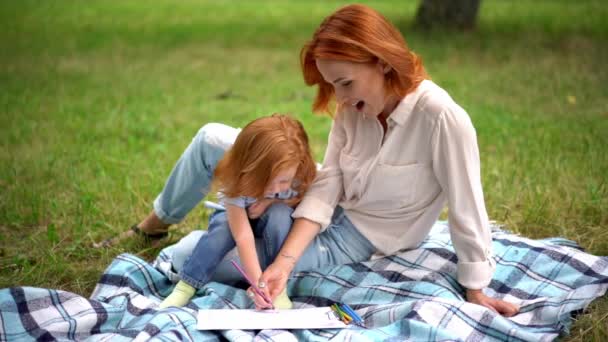 Madre con hija en el parque — Vídeos de Stock