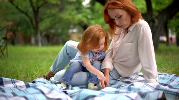 Encantadora pintura madre y niño en el parque — Vídeo de stock