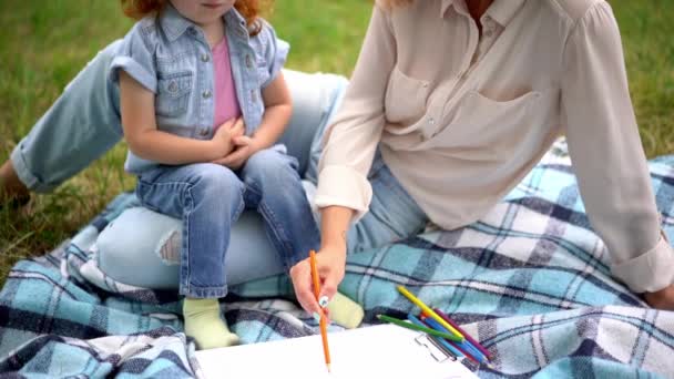 Mãe encantadora e pintura infantil no parque — Vídeo de Stock