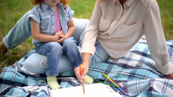 Encantadora pintura madre y niño en el parque — Vídeo de stock