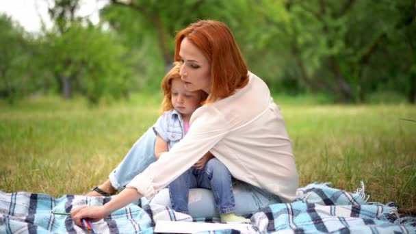 Mor med dotter i parken — Stockvideo