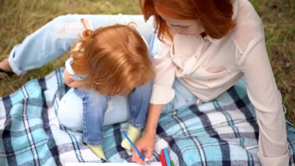 Vue Dessus Sur Petite Fille Rousse Mère Dessinant Dans Parc — Video