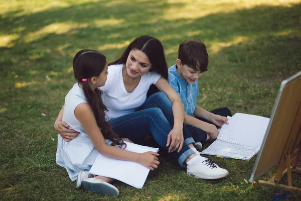 Groep kinderen met leraar in park — Stockfoto