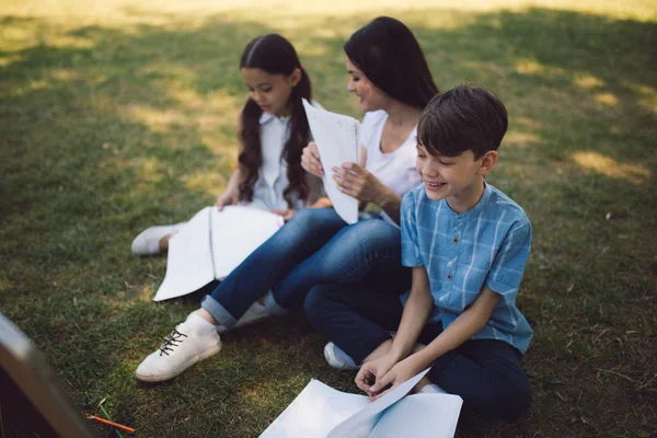 Gruppo di bambini con insegnante nel parco — Foto Stock