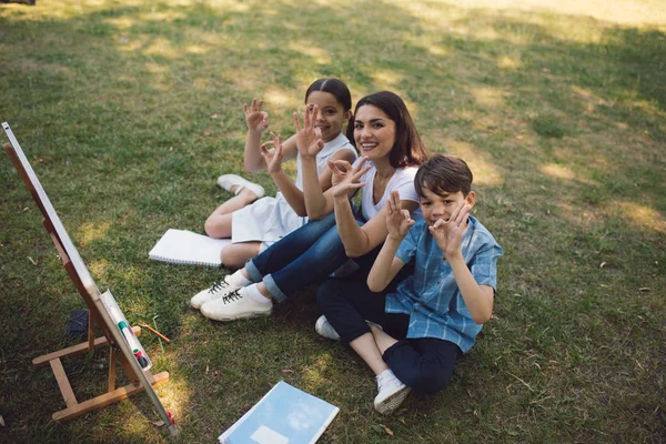 Gruppo di bambini con insegnante nel parco — Foto Stock