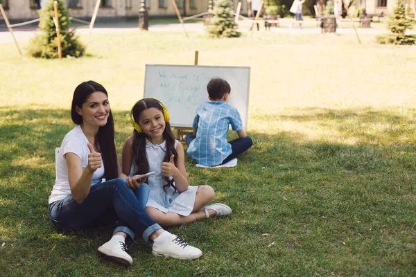 Crianças e professores desfrutam no parque — Fotografia de Stock