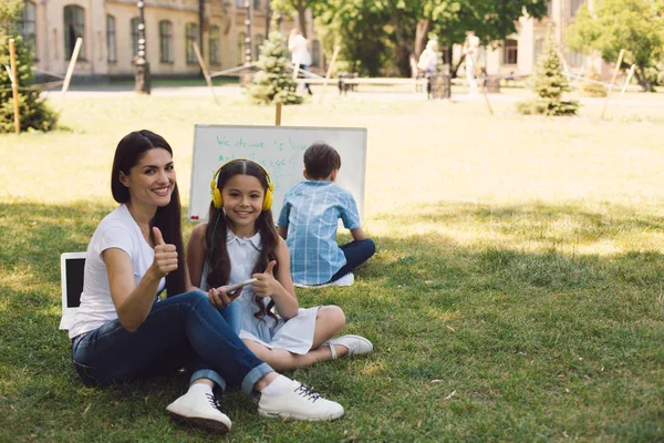 Lächelnde Lehrer Und Kinder Genießen Den Unterricht Park Kreatives Bildungskonzept — Stockfoto