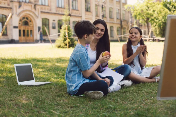 Leraar geven apple voor het lapje — Stockfoto