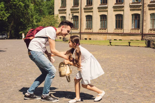 Jeune frère et sœur heureux pendant la promenade — Photo