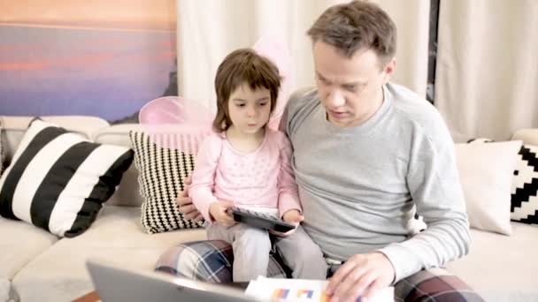 Filha ajudando pai trabalhando em casa — Vídeo de Stock