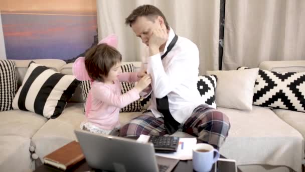 Kleine Tochter hilft Vater, Hemd zu knöpfen — Stockvideo