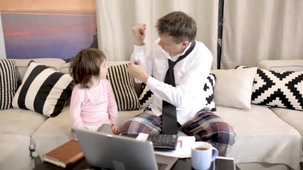 La piccola figlia aiuta il padre a abbottonarsi la camicia — Video Stock
