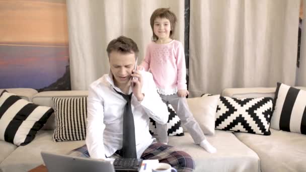 Dochter onderbreekt haar vaders bedrijf oproep — Stockvideo