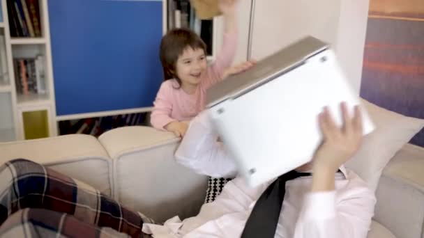 Dauther raakt haar vader met een speeltje — Stockvideo