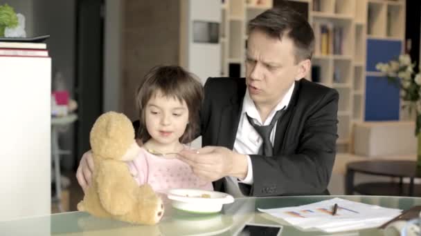 Çalışma baba küçük kızı beslemeleri — Stok video