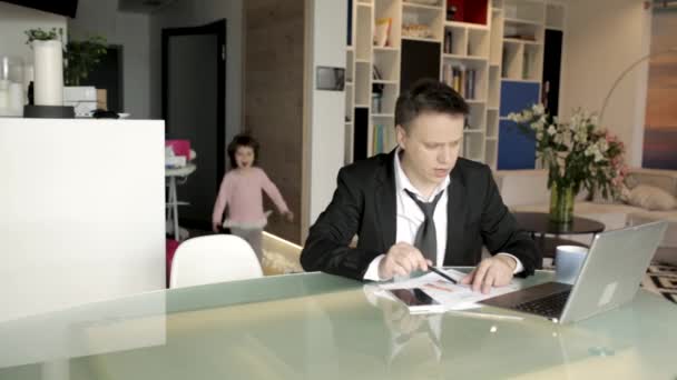 Father working from home while his daughter interrupts — Stock Video