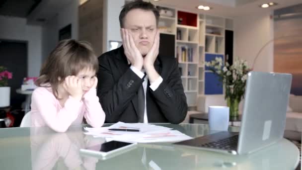 Dotter att hjälpa far arbetar hemma — Stockvideo