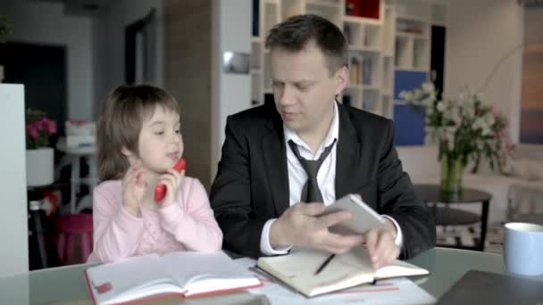 Otec dcera pomáhá pracovat doma — Stock video
