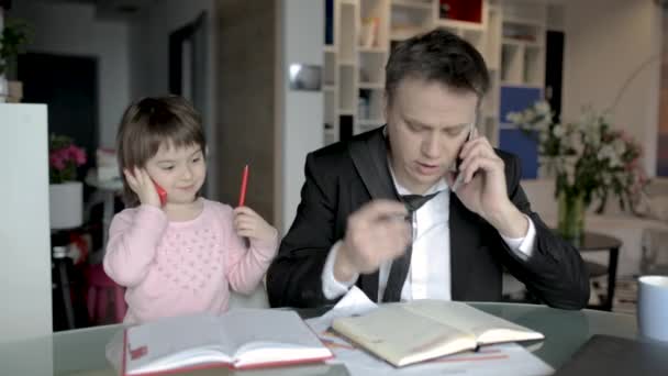 Милая Маленькая Дочь Разговаривает Игрушечном Сотовом Телефоне Копирует Своего Занятого — стоковое видео