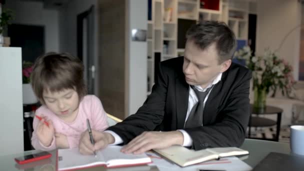 Dochter helpen vader thuis werken — Stockvideo