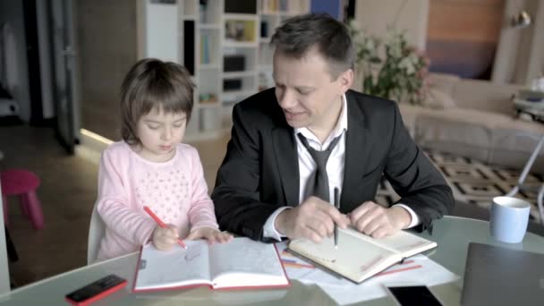 Uomo d'affari lavora da casa e si prende cura della sua piccola figlia — Video Stock