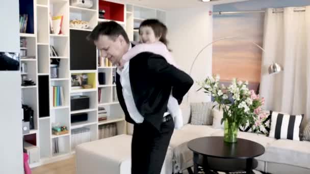 Businessman holds her daughter and has fun — Stock Video