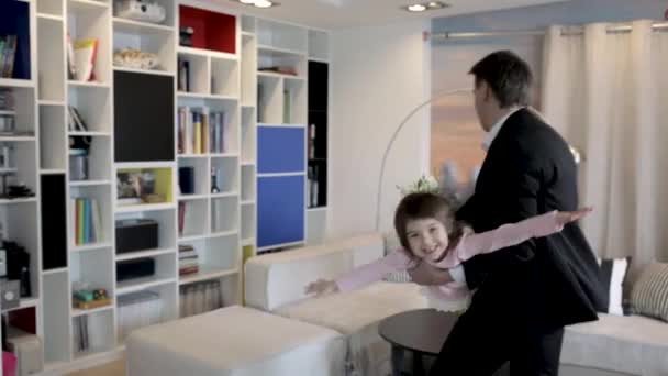 Бізнесмен тримає свою дочку і розважається — стокове відео