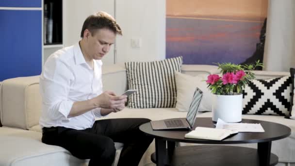 Muž pracující na notebooku doma — Stock video