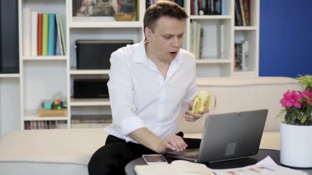 Uomo che lavora su laptop a casa — Video Stock